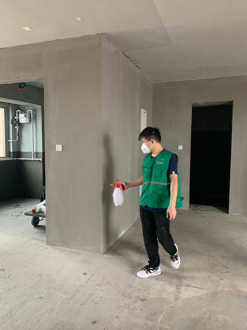 譽(yù)巢裝飾設(shè)計院員工在開工前消毒